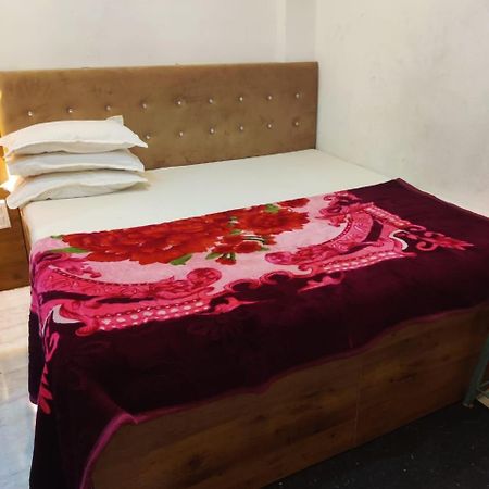 Hotel Amritam Inn Uddzsaín Kültér fotó